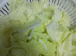 白菜洗净,控干水分