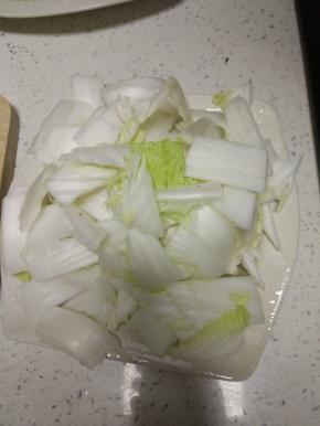 白菜叶和白菜帮分开切好