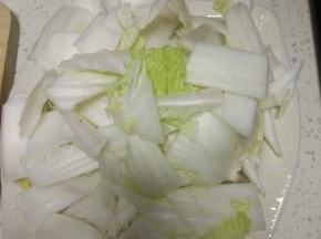 白菜叶和白菜帮分开切好
