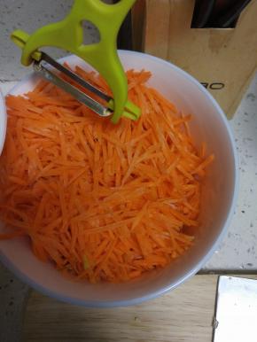 胡萝卜去皮擦丝