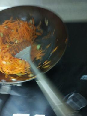 锅内放热油,加入葱姜蒜爆香,油稍微加多些