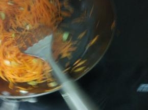 锅内放热油,加入葱姜蒜爆香,油稍微加多些