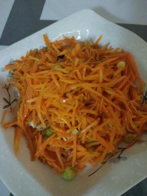 翻炒五分钟左右,胡萝卜变软就能出锅了