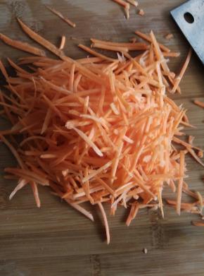 胡萝卜擦成丝状，用刀剁碎。