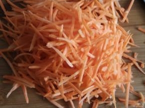 胡萝卜擦成丝状，用刀剁碎。