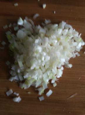 葱切成碎状。