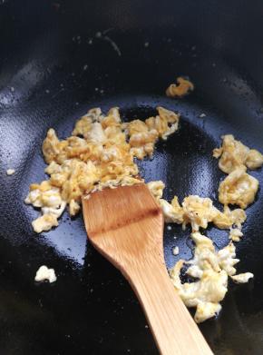 鸡蛋炒好之后放入胡萝卜中，加入葱调料，搅拌均匀，