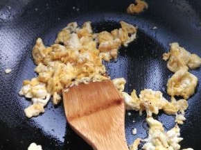 鸡蛋炒好之后放入胡萝卜中，加入葱调料，搅拌均匀，