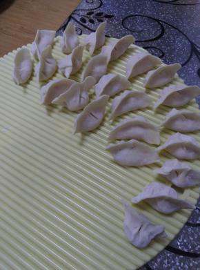 馅调制好后，用准备好的皮包水饺，