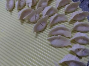 馅调制好后，用准备好的皮包水饺，