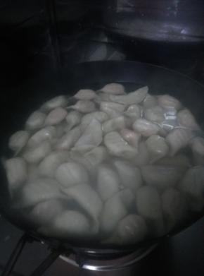 锅内放入适量的水烧开之后，把包好的水饺放入锅中。