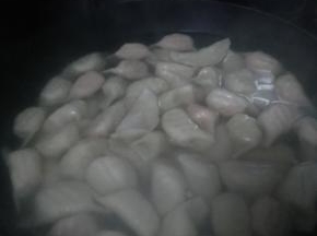 锅内放入适量的水烧开之后，把包好的水饺放入锅中。