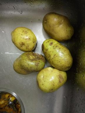 土豆适量清洗干净去皮