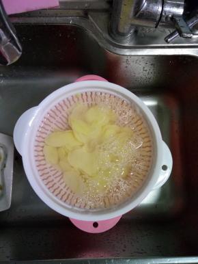 切好的土豆片，泡入凉水