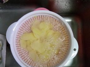 切好的土豆片，泡入凉水
