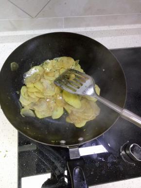 锅内放油烧热加入葱姜蒜爆香，加入土豆片进行翻炒