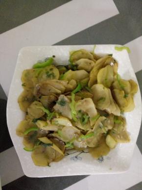 加入适量的酱油醋盐进行调味