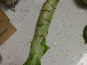 莴苣一颗，洗净去皮