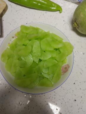 莴苣切成片