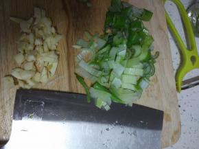 葱蒜切碎备用
