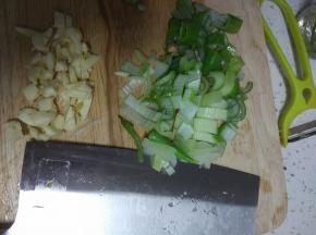 葱蒜切碎备用