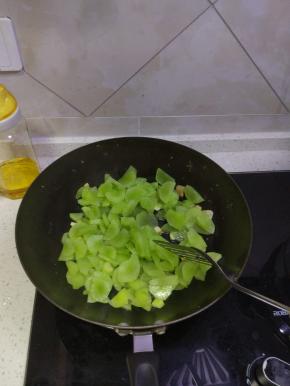 锅内放油烧热，加入葱适量，蒜蓉适量爆香，加入莴苣