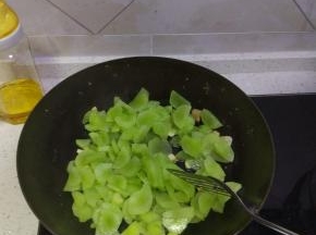 锅内放油烧热，加入葱适量，蒜蓉适量爆香，加入莴苣