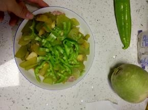 放入盐适量的醋进行调味，关火，加入剩余的葱蒜，拌匀出锅
