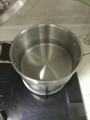 锅置火上，置适量清水煮沸