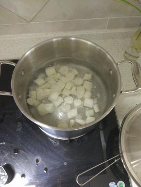 放入山药大火烧开转小火