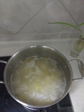 放入小米，小火煮二十分钟