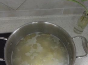 放入小米，小火煮二十分钟
