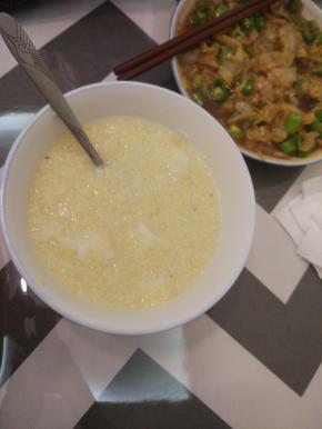 待山药煮软，小米软烂关火，焖五分钟，出锅