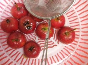 山楂洗赶紧,控干水分,去除里面的核