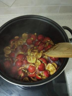 锅内放一点点的水,很少就可以,把去除核的山楂放进去,煮软