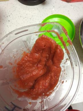 煮软后的山楂放进搅拌机,打碎