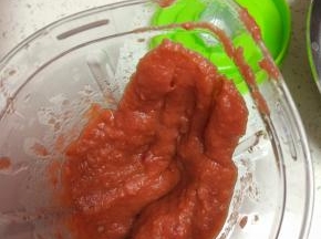 煮软后的山楂放进搅拌机,打碎