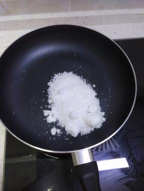 不粘锅内放入绵白糖适量,根据自己的口味和山楂的多少,炒化，如图