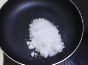不粘锅内放入绵白糖适量,根据自己的口味和山楂的多少,炒化，如图