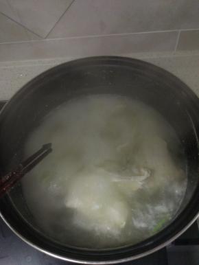 凉水入锅,鸡胸肉煮十分钟左右,根据肉的大小,调整时间,千万别煮老了
