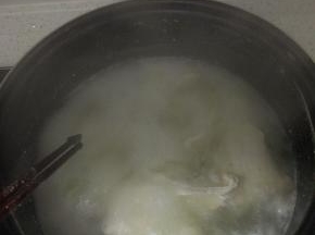 凉水入锅,鸡胸肉煮十分钟左右,根据肉的大小,调整时间,千万别煮老了