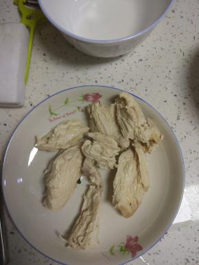 煮好后的鸡胸肉温水洗净,手撕成条