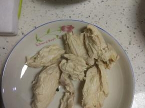 煮好后的鸡胸肉温水洗净,手撕成条