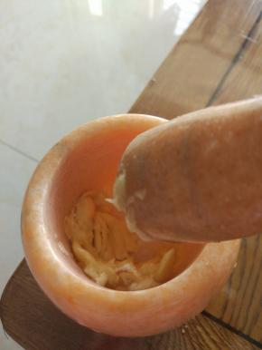 蒜放进蒜臼子内捣碎