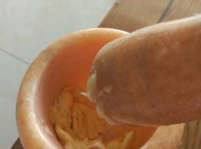 蒜放进蒜臼子内捣碎