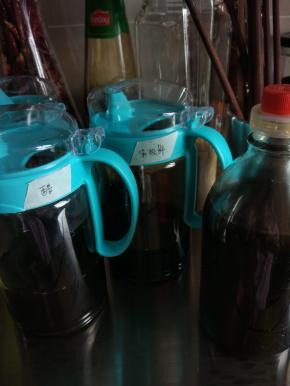 将蒜放进鸡胸肉,拌匀,加入葱/味极鲜醋,香油进行调味