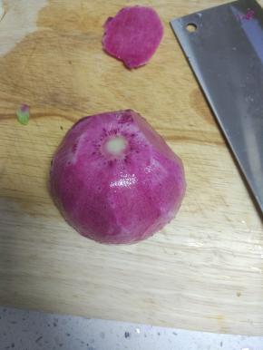 红心萝卜清洗干净去除外面绿色的皮