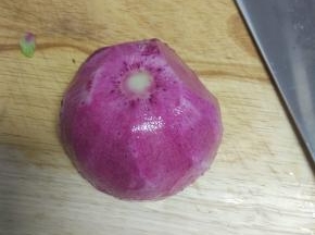 红心萝卜清洗干净去除外面绿色的皮