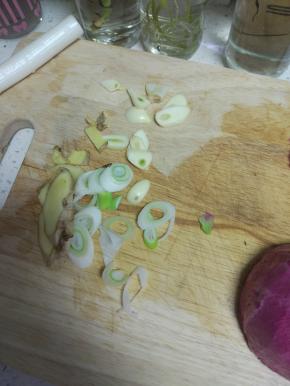 准备葱花，姜末