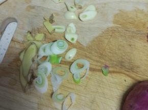 准备葱花，姜末